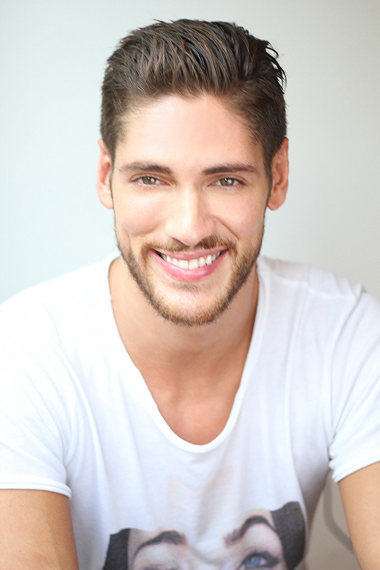 Ângelo Rodrigues as Estevão Amorim in The Fire of the Rose