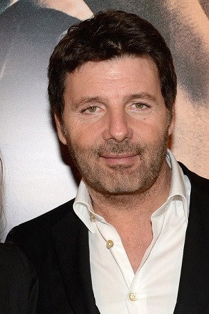 Philippe Lellouche as Self - Host in Que le meilleur gagne