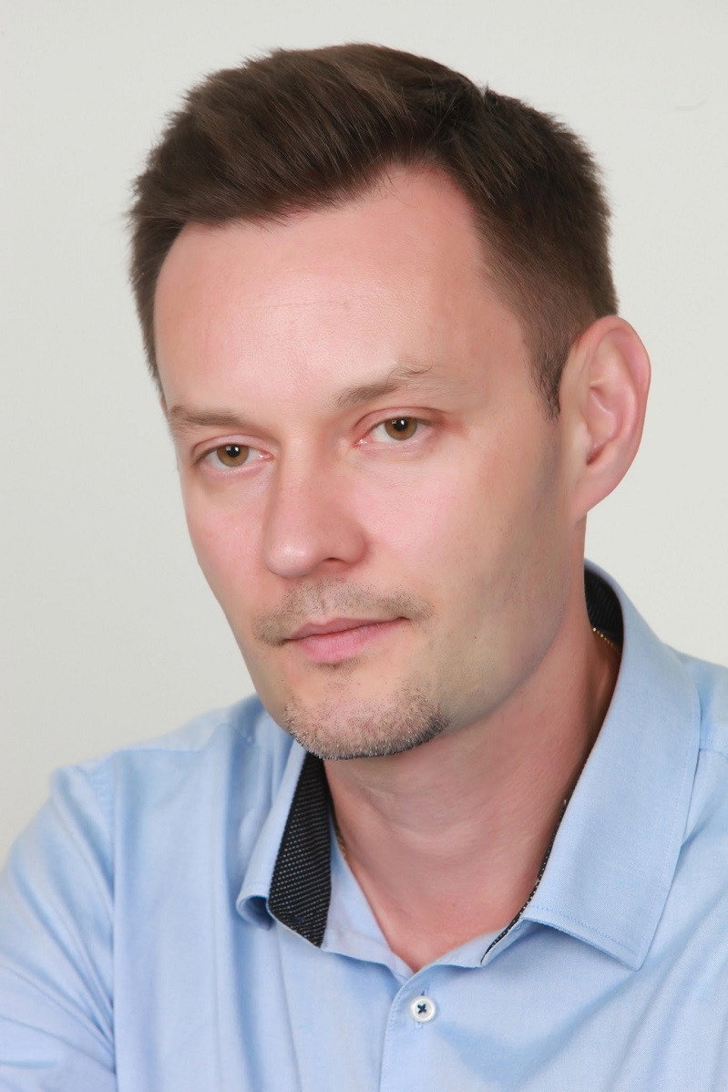 Олег Осипов as Юрий Жданов in Светлана
