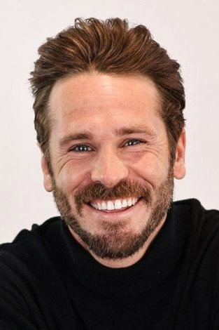Alexandre Pronovost as Barman in Inès