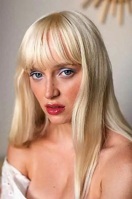 Karina Kolokolchykova as Eva in La Abuela (The Grandmother)