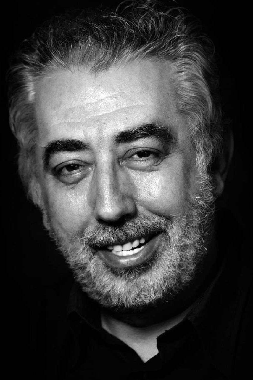 Gabriel Latorre as Periodista in Fin