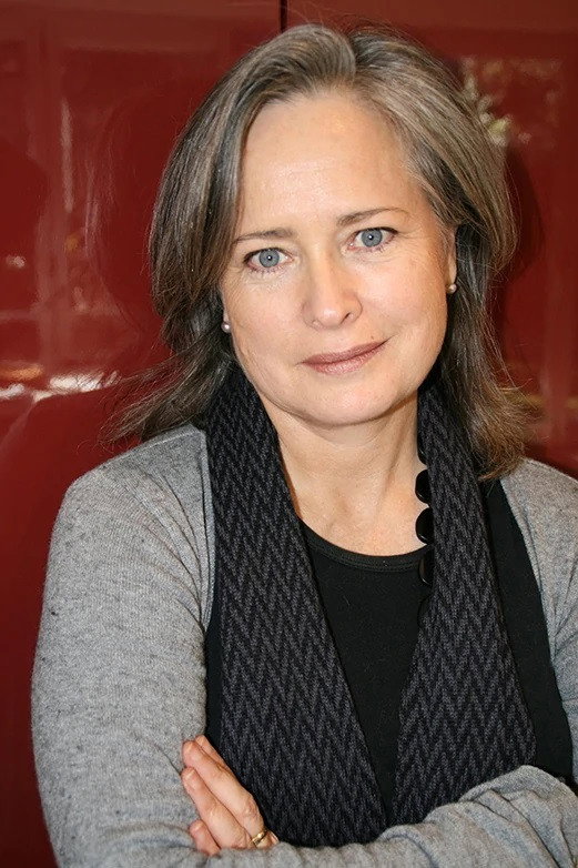 Robyn Gibbes as Della in I Live With Me Dad