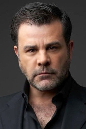 Eduardo Capetillo as Leonel Ibáñez in La Madrastra