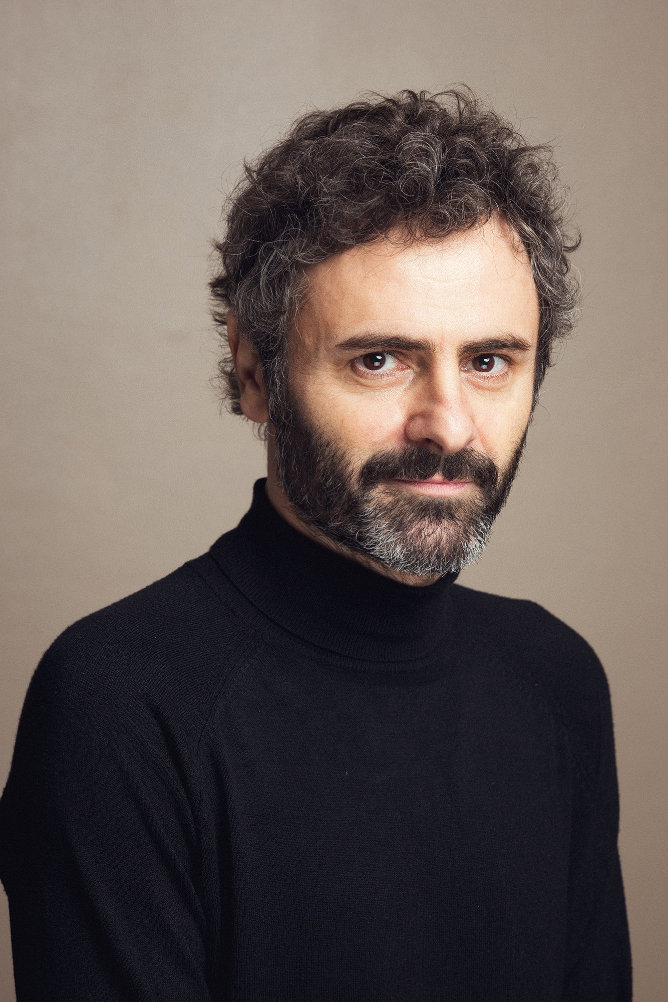 Xúlio Abonjo as Charly in Gutbai, Charly