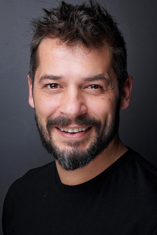 Anıl İlter as Erkut in İlişki Durumu: Karışık