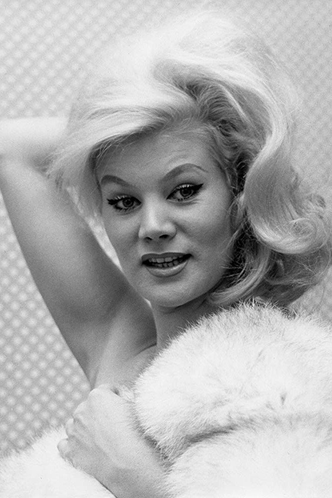 Birgit Bergen as Zenzi Huber in Wo der Wildbach durch das Höschen rauscht - Witwen-Report