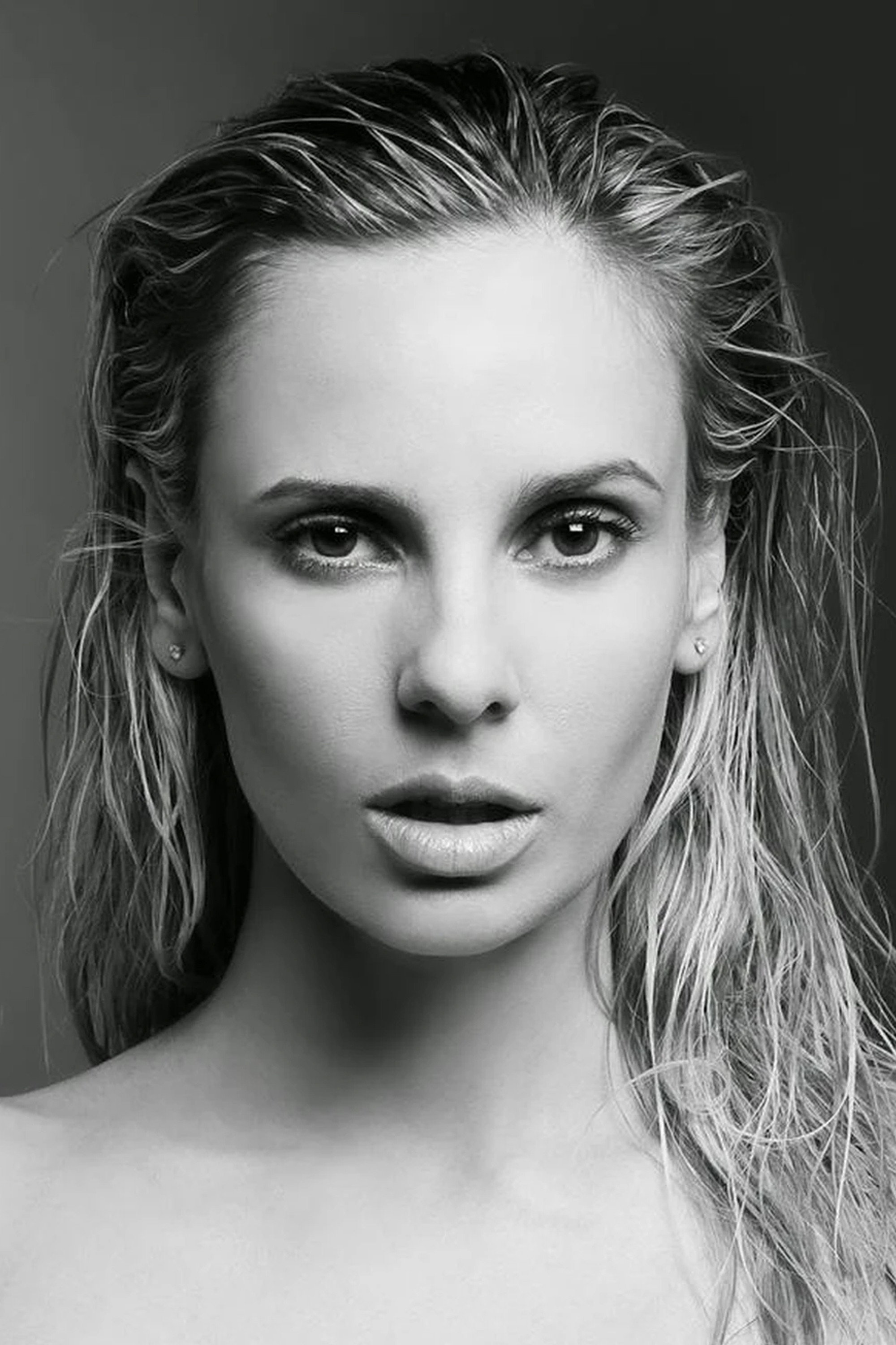 Julieta Cardinali as Victoria in The Rich Do Not Ask for Permission