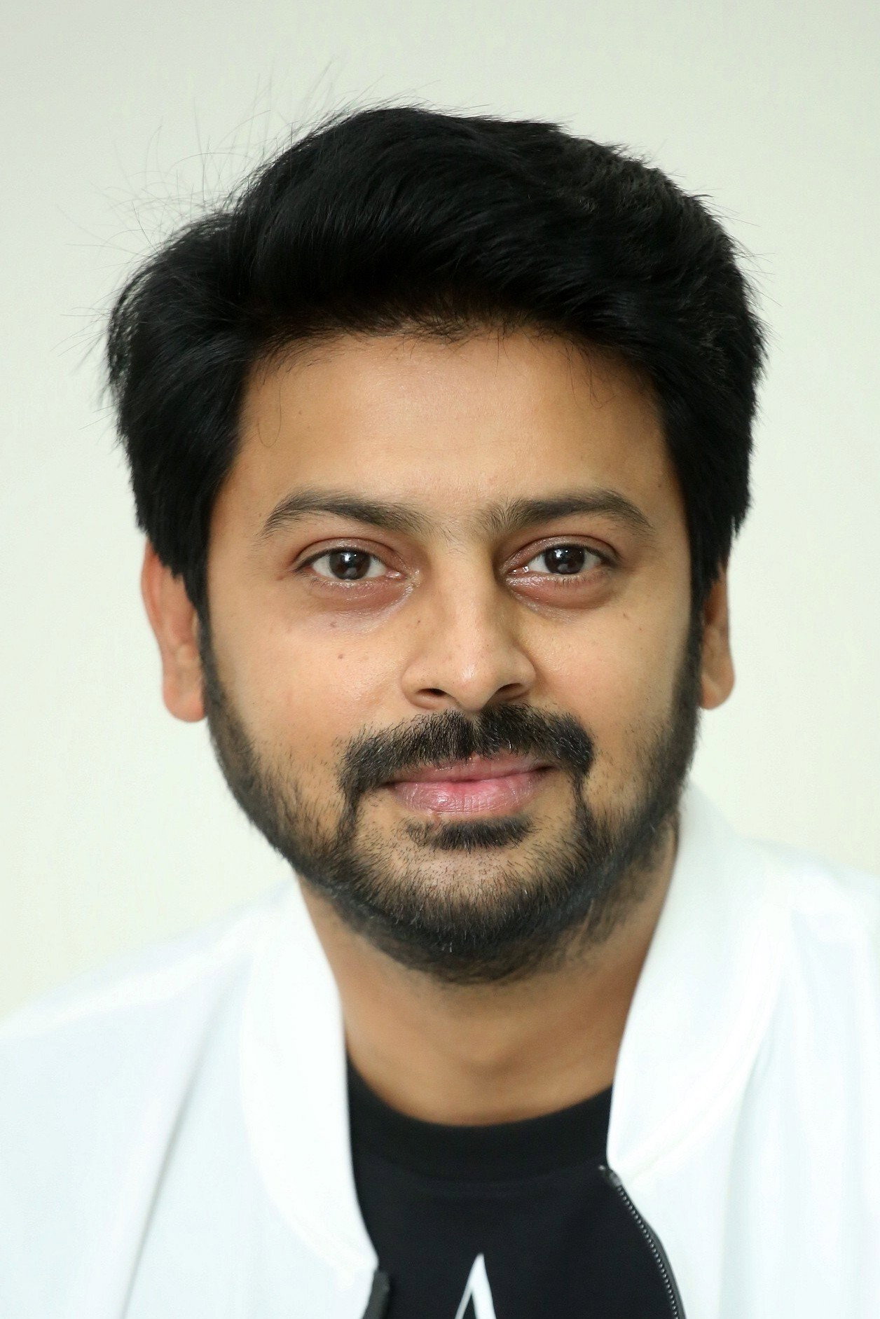 Srikanth as Siva in Asalem Jarigindi