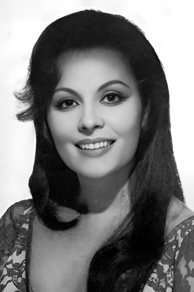 Paquita Rico as Maria de las Mercedes in ¿Dónde vas, Alfonso XII?