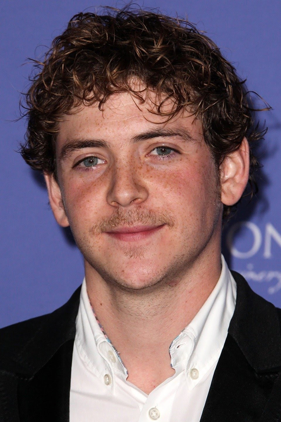 Junio Valverde as Román Bravo in Tierra de lobos