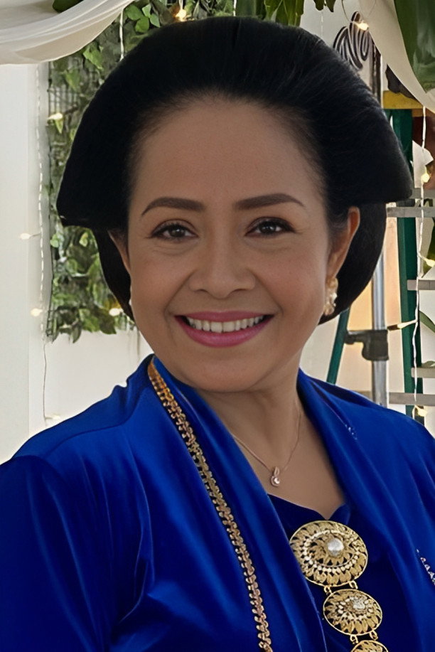Karlina Inawati as Mrs. Tia in Dear Rena