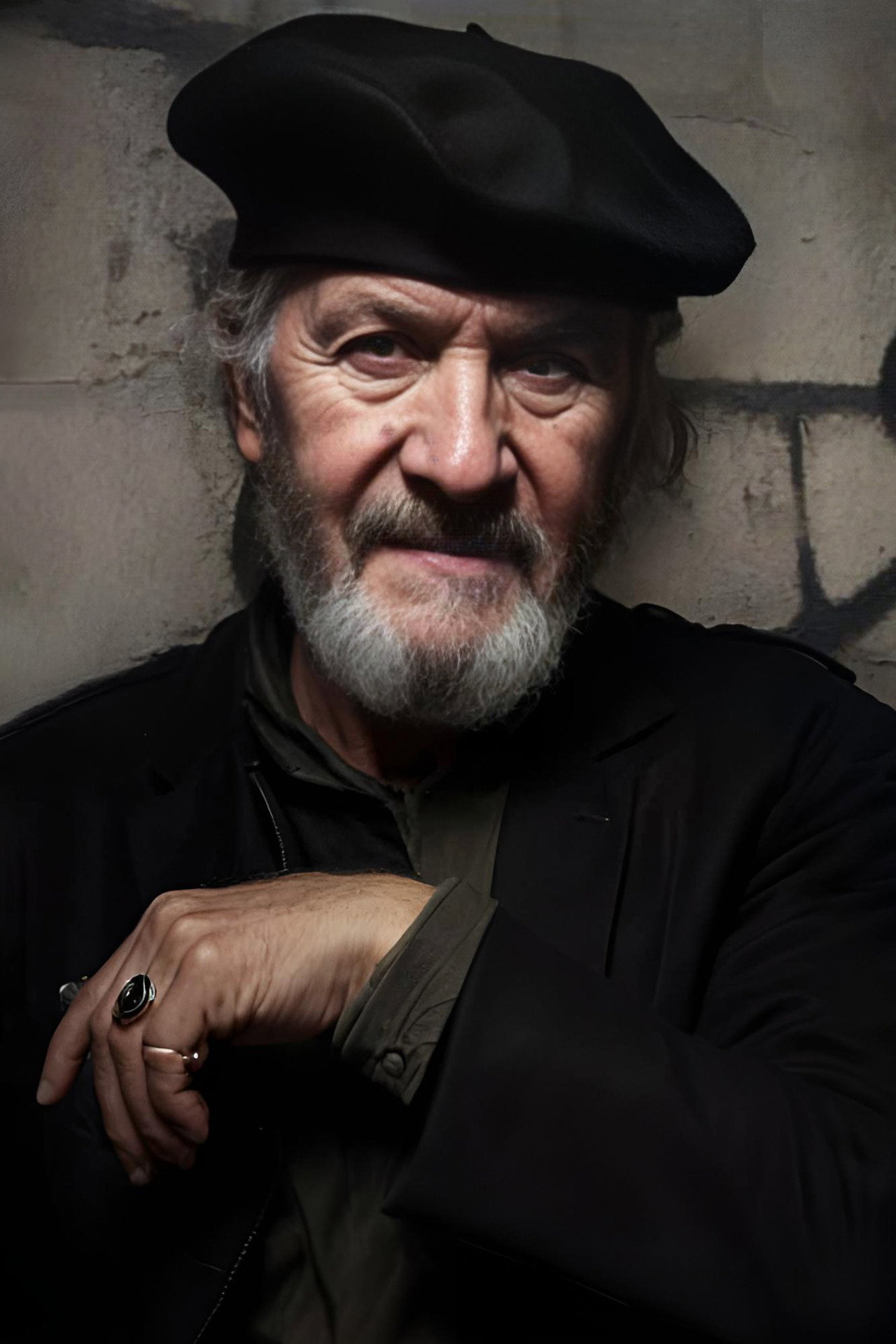 Himoud Brahimi as Hassan in Le Clandestin