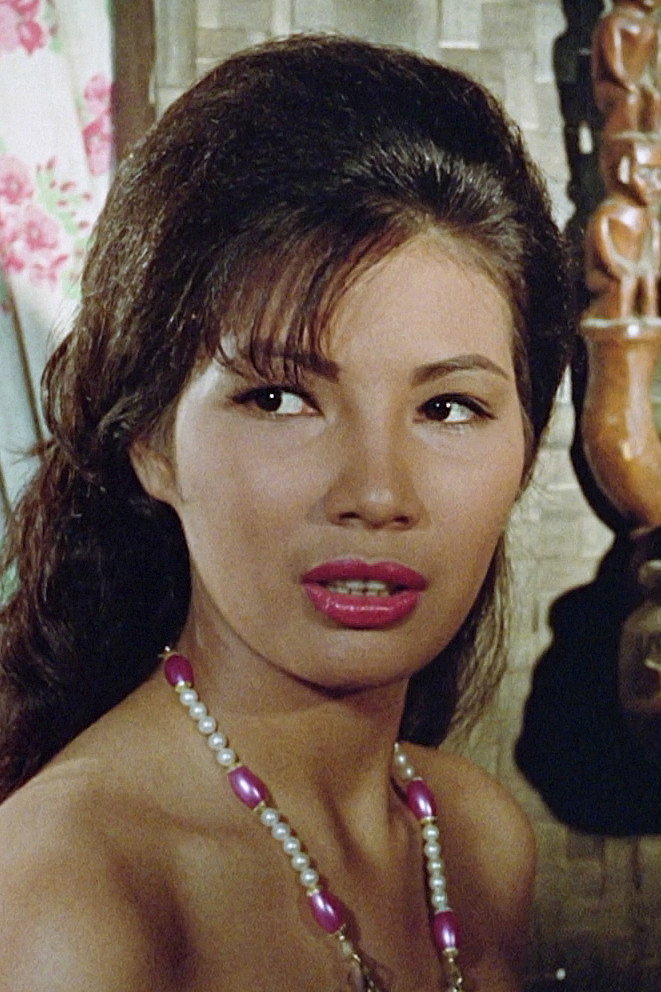 Eva Darren as Aling Azon in Hiram na Mukha