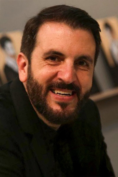 Osmantan Erkır as Self - Host in Popstar Türkiye