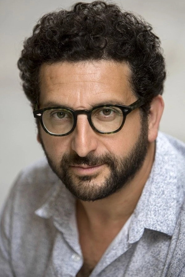 Denis Sebbah as Antoine, papa de Luna in Drôle de famille !