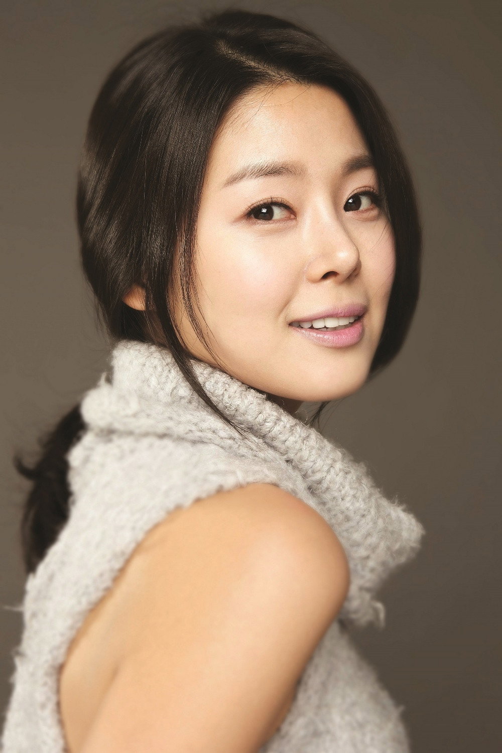 민지아 as Jung Yoon Hee in All About My Romance
