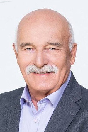 Αντώνης Αντωνίου as Dinos Papadimitriou in Thanasi tightened your belt even more