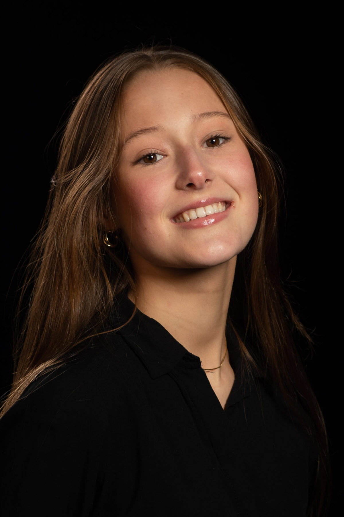Alisah Sussmann as Sara in Rykter