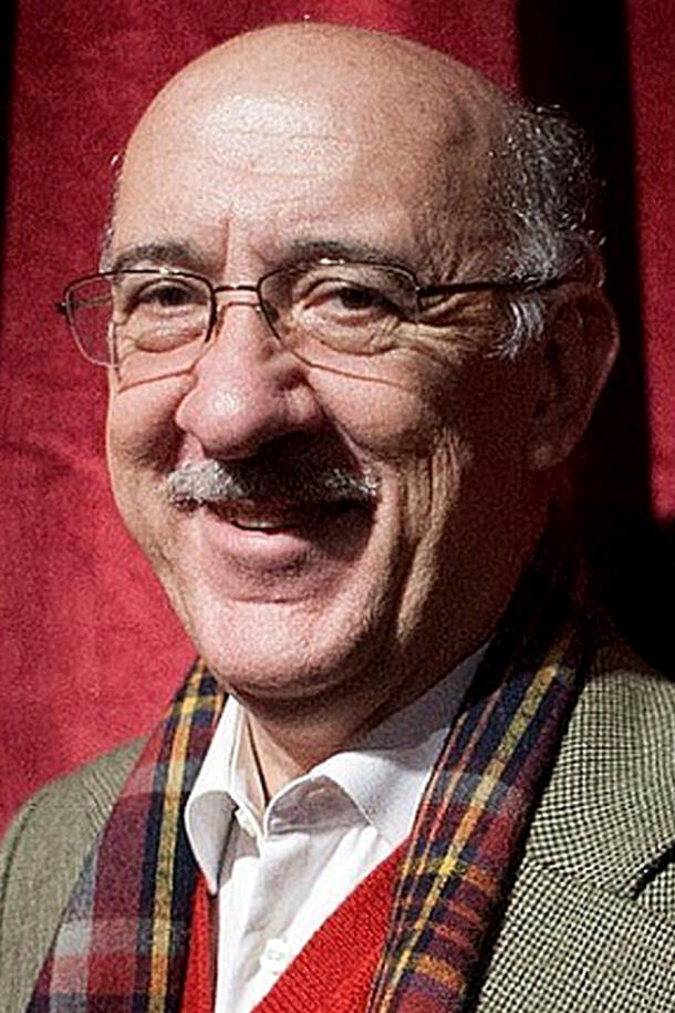 Gianfranco Brero as Manolo in Papá X Tres