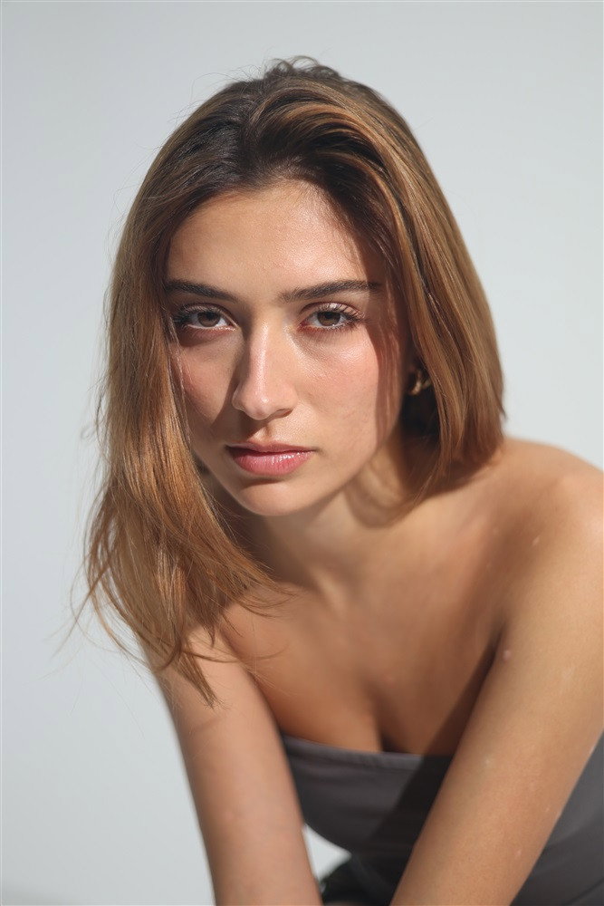 Isïa Arcangeletti as Giulia Prodi in Mort sur terre battue