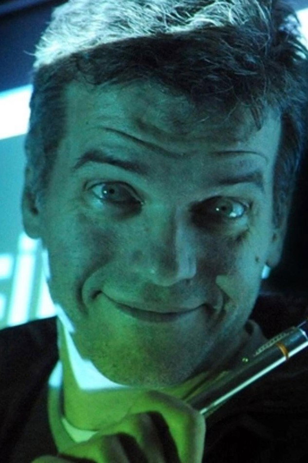 Paolo Gregori as Álvaro in Minha Casa Está Cheia de Estranhos