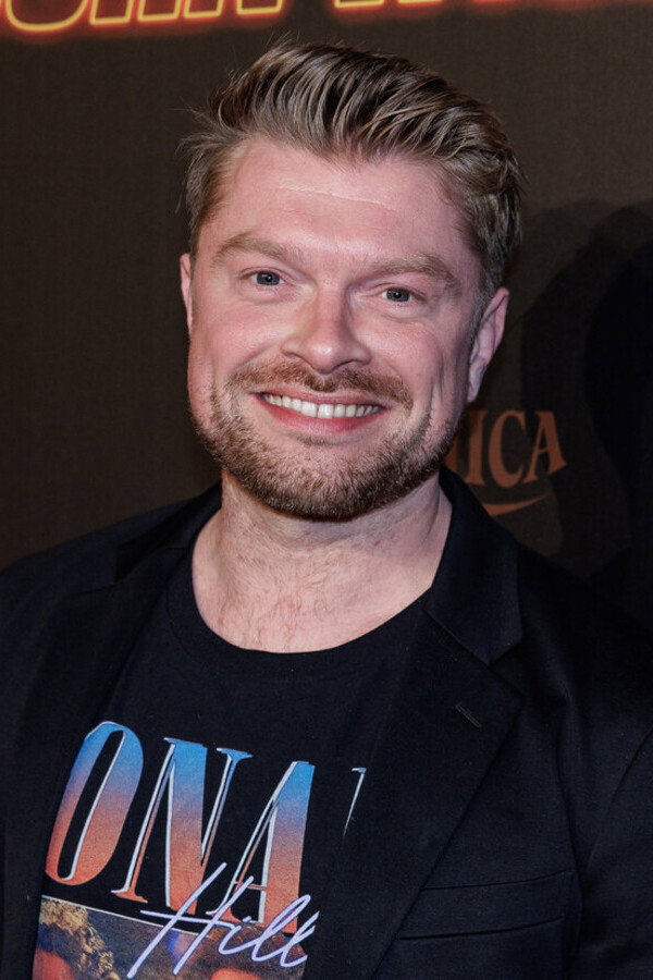 Niels Oosthoek as John in Fragile