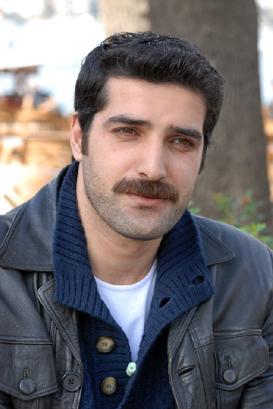 Kadir Kandemir as Kadir in Cam Kırıkları