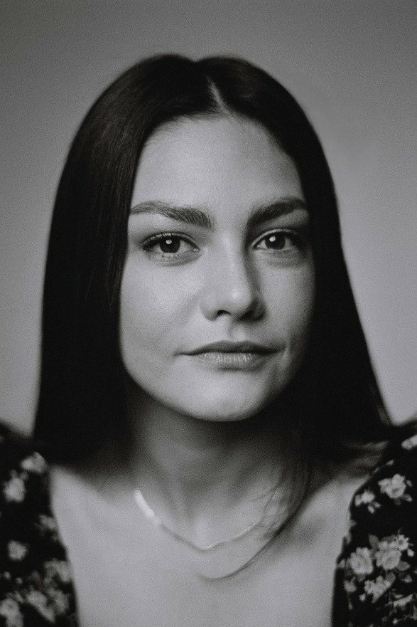 Anja Taljaard as Evie in Glasshouse