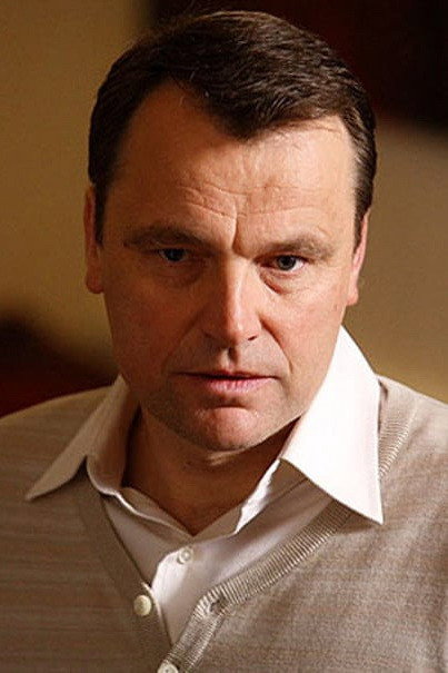 Robert Wisden as Bob Dawson in 9B