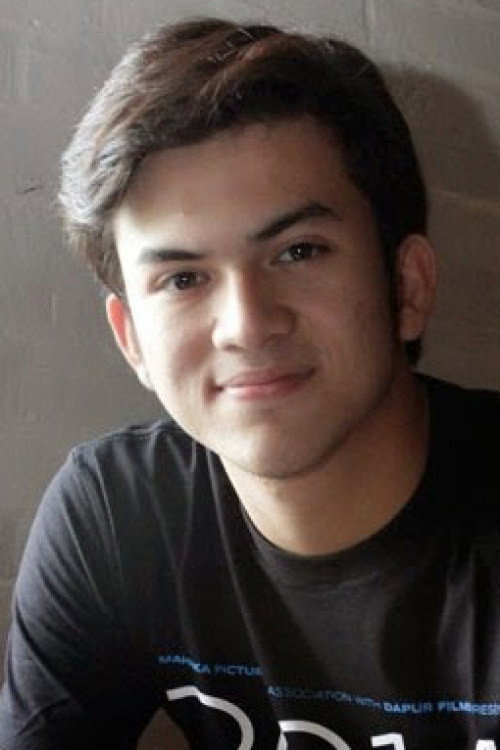 Rizky Nazar as Gilang in London Love Story 2