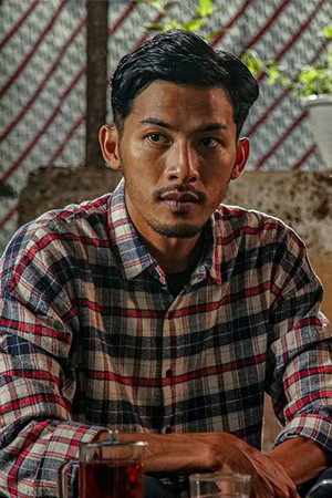 Aksara Dena as Tarjo in Sakaratul Maut