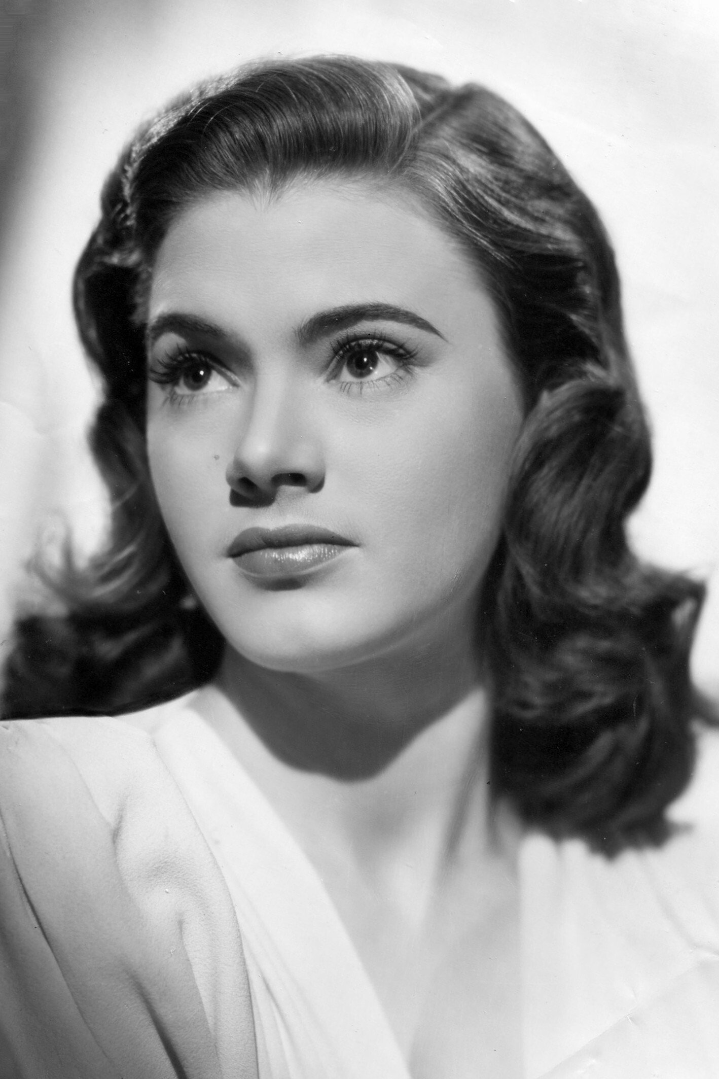 Josephine Stuart as Genevieve "Dandy" Hapgood in Fly Away Peter