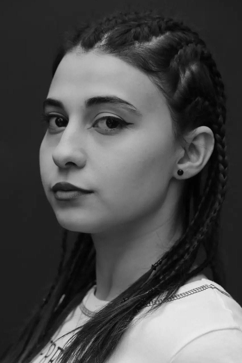 Nazlı Quliyeva as Gülnar in Yad Qohumlar