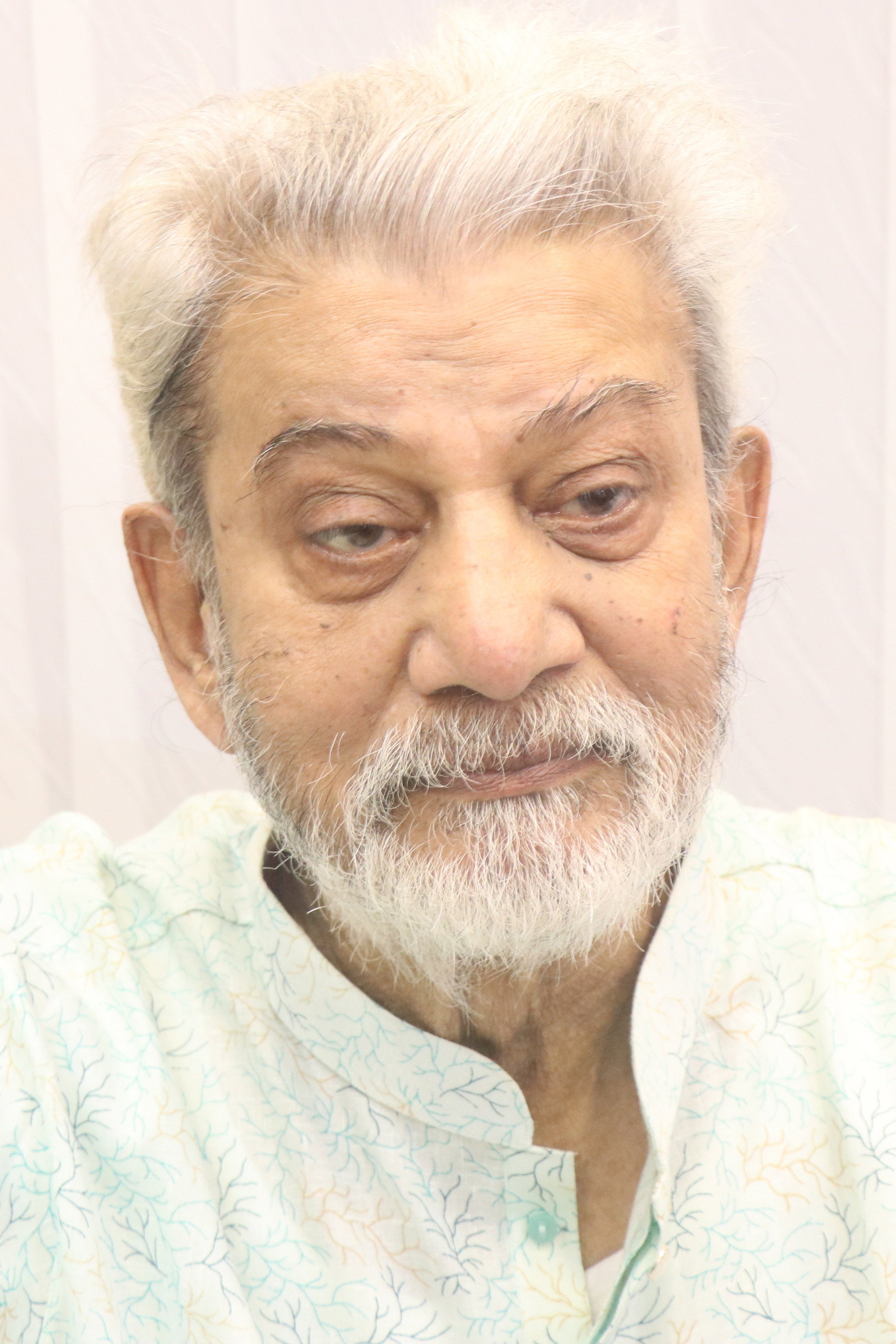 Prabir Mitra as Sejuti's Father in Dui Noyoner Alo