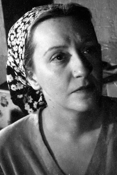 Rosario García Ortega as Leonor in Fantasmas en la casa