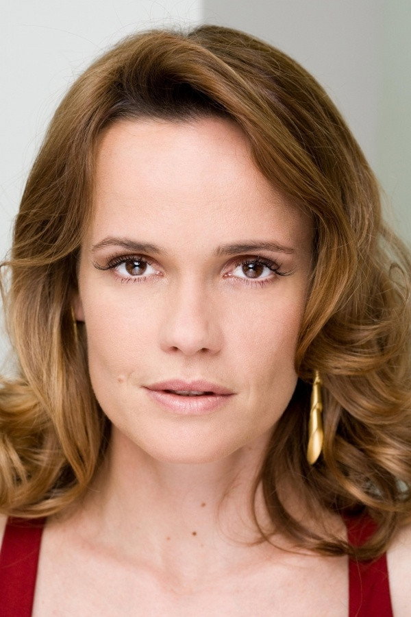 Viétia Zangrandi as Laura Castro in Amor e Ódio