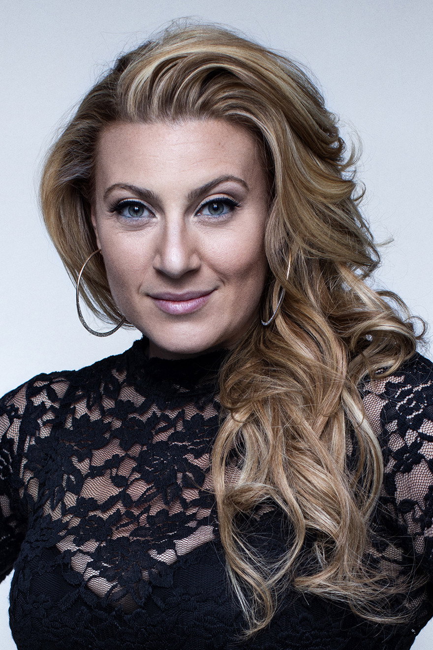 Sarah Dawn Finer as Self - Host in Så ska det låta