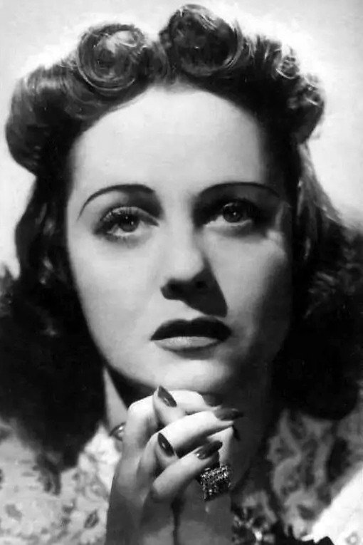 Lucienne Boyer as La Chanteuse in Earth Light