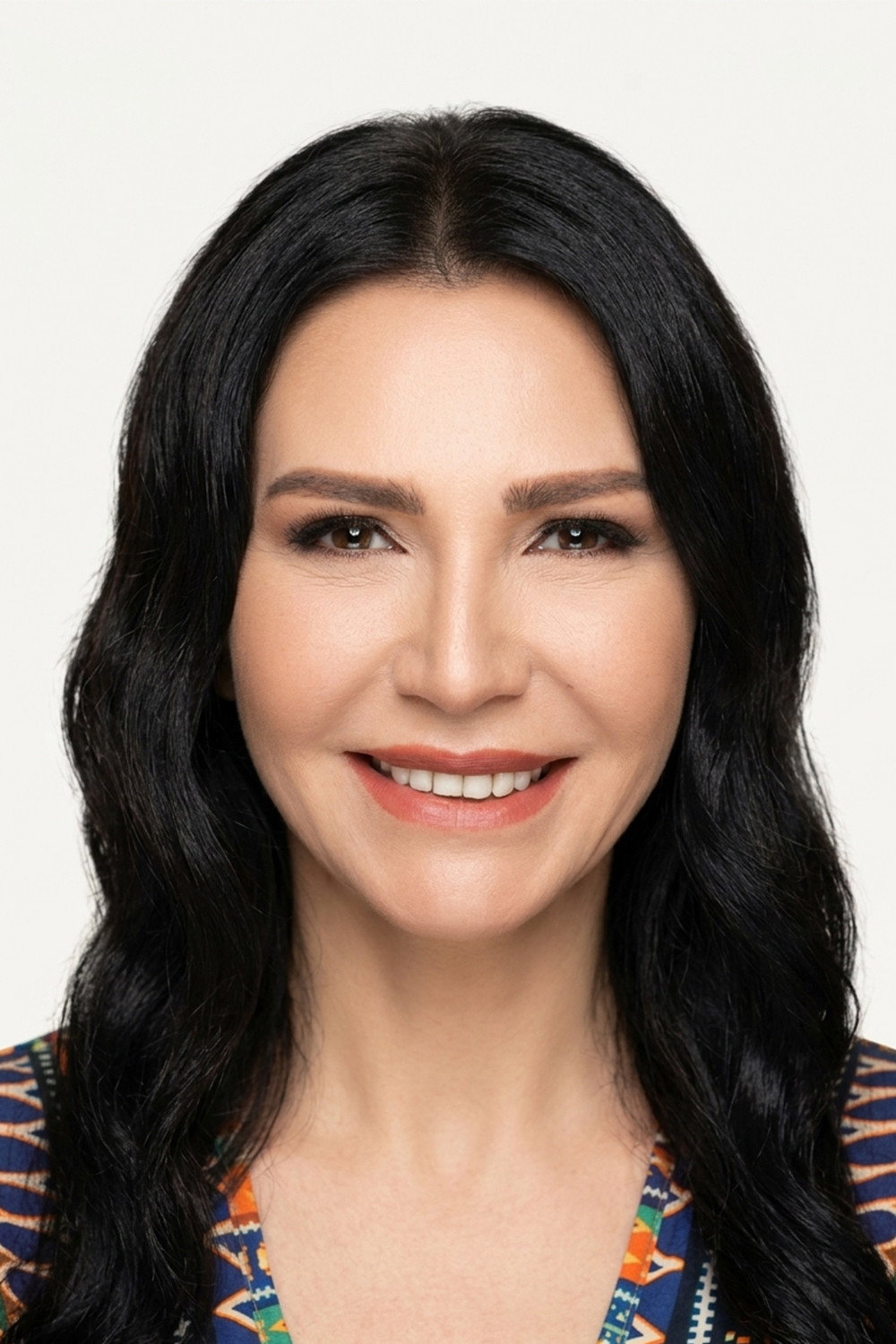 Cansu Koç as Öykü in Cümbür Cemaat Aile