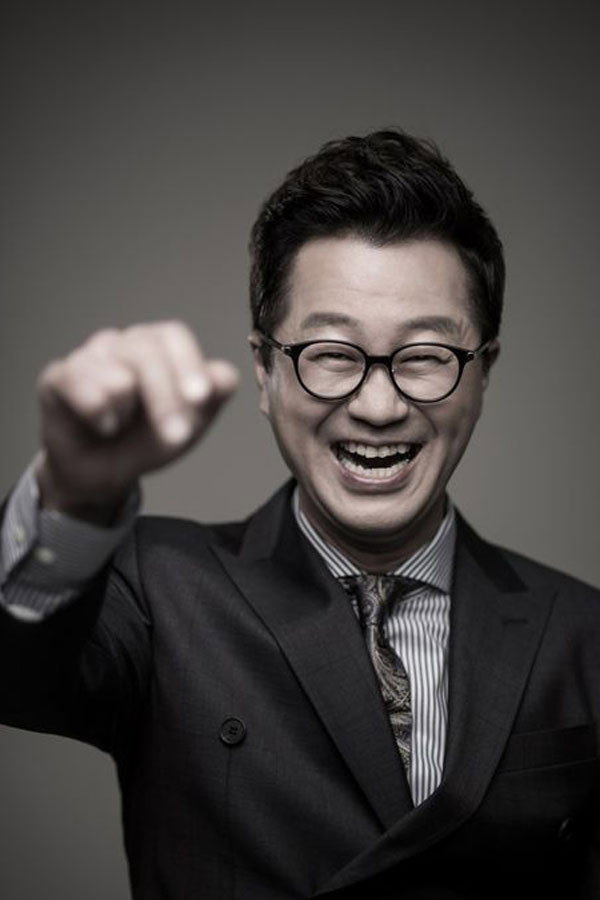 지상렬 as Self in Family Outing
