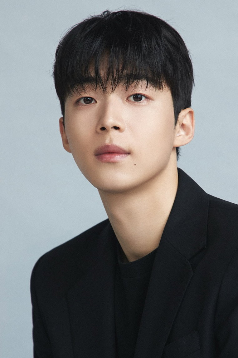 김강민 as Lee Chang Kwon in Stove League