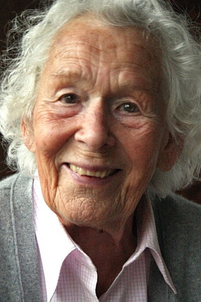 Renate Delfs as Weißhaarige Frau beim Ausflug in Die Katze