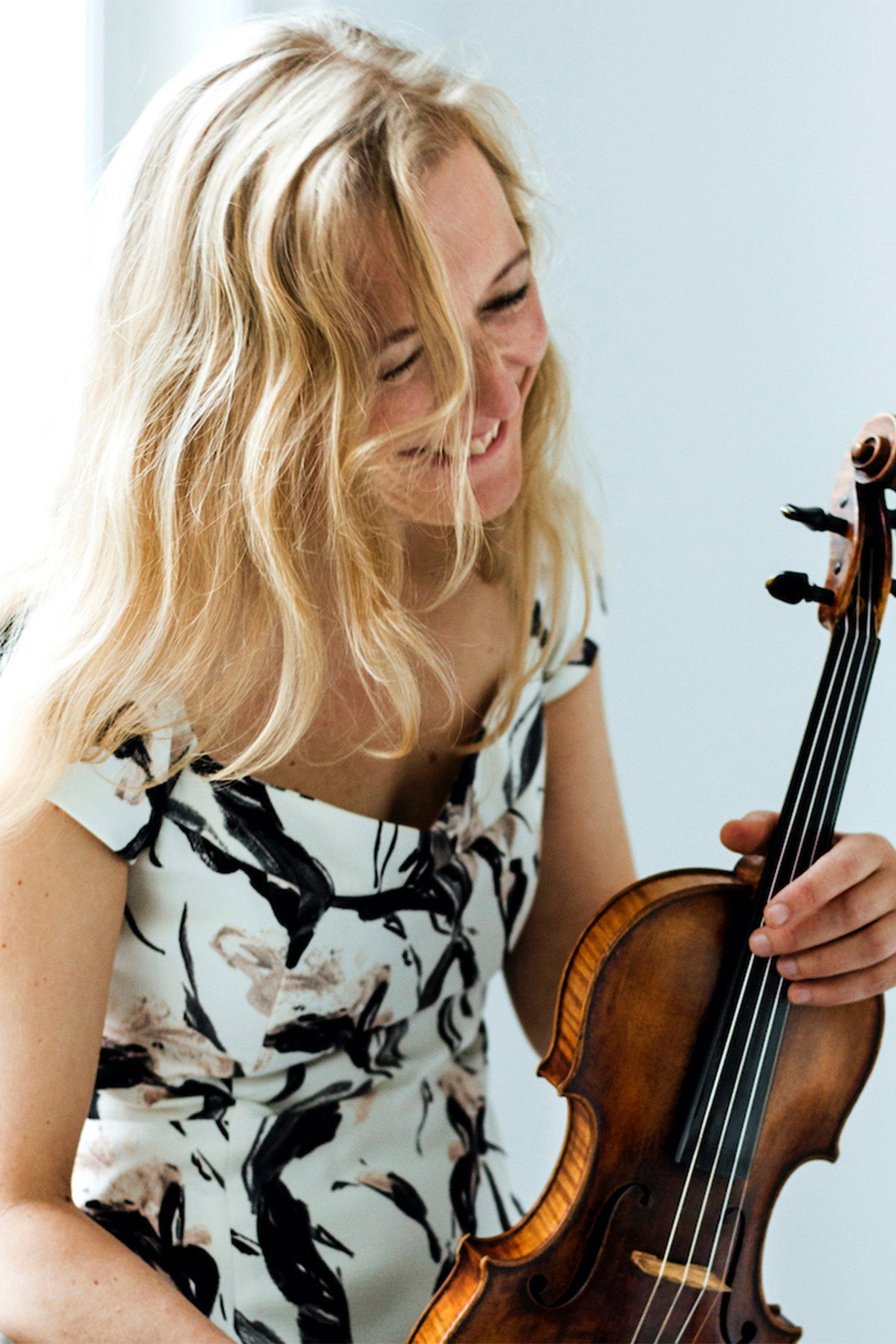 Marieke de Bruijn as Violin in The Analogues Perform The Beatles' Magical Mystery Tour