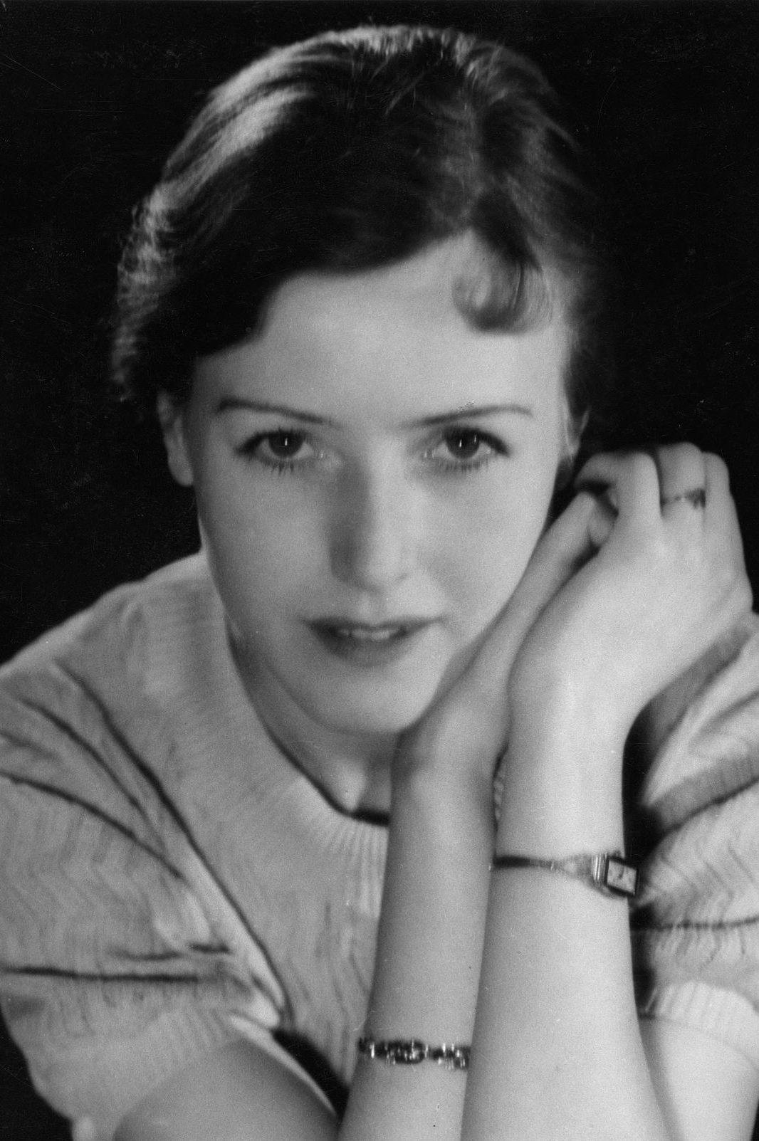 Hanna Waag as Maria, seine Tochter in The Accusing Song