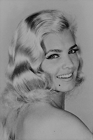Steffi Stroux as Luisa Vidor's Friend in Fear