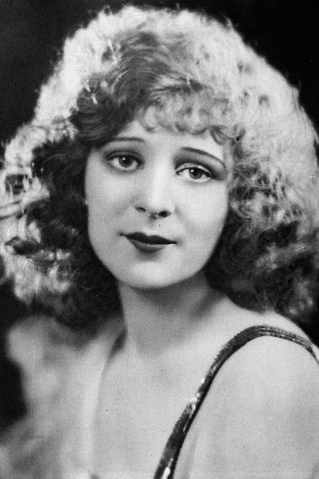 Marguerite De La Motte as Sarasvati in Shattered Idols