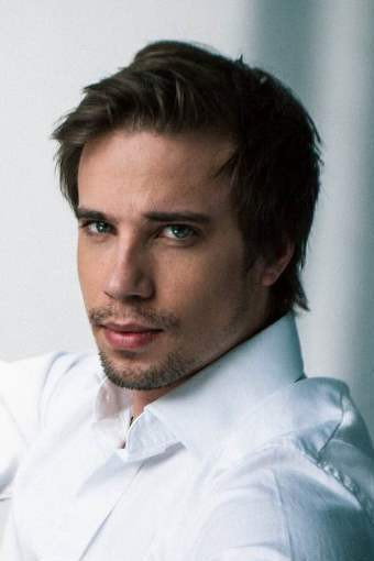Aleksandr Vedmenskiy as Mishka in Some Like It Cold