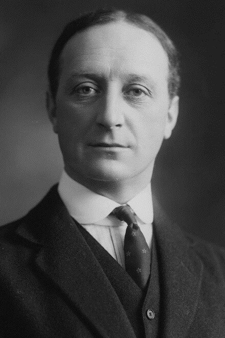 Robert Hale as Ebezeder in Waltzes from Vienna