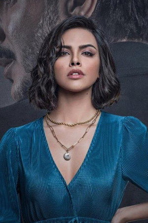 Yara Qassem as مريم in The Cup Reader
